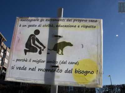 A poca distanza poi si erge un'altra indicazione che invita i passanti a raccogliere le deiezioni dei propri cani
